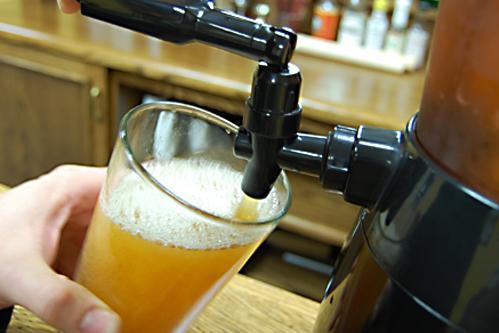 Invenţie genială pentru umplerea paharelor de bere