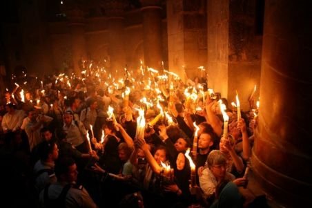 Lumina Sfântă de la Ierusalim a fost adusă în România
