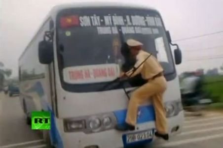 Un poliţist călătoreşte pe capota autobuzului, fără bilet 