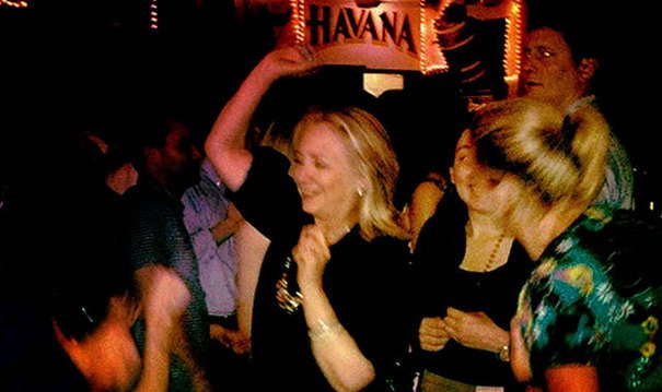 Hillary Clinton s-a unduit pe ritmuri cubaneze într-un bar din Columbia
