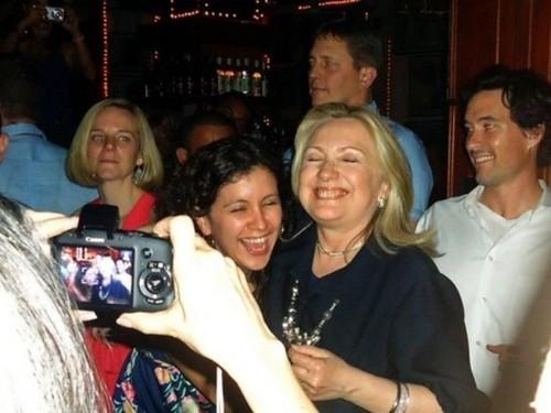 Hillary Clinton s-a unduit pe ritmuri cubaneze într-un bar din Columbia 142156