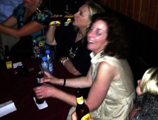 Hillary Clinton s-a unduit pe ritmuri cubaneze într-un bar din Columbia 142158