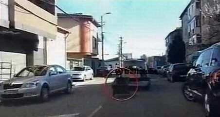 Maşină de poliţie din Constanţa, filmată în timp ce tracta un CĂRUCIOR prin oraş