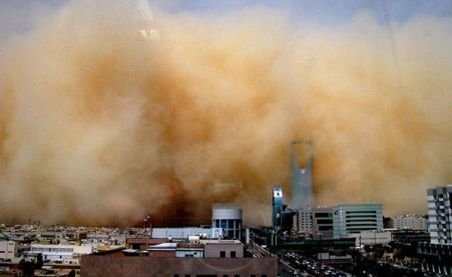O furtună puternică de nisip a acoperit Arabia Saudită