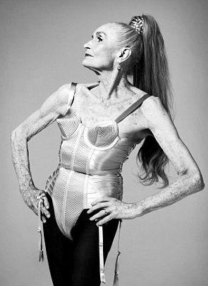 Pozează SEXY la 83 DE ANI!  Vezi cum arată cel mai bătrân fotomodel din lume 142152