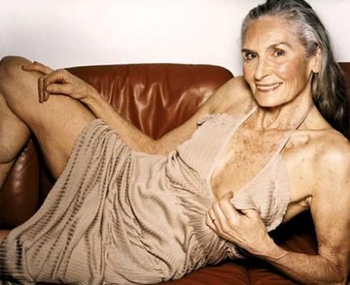 Pozează SEXY la 83 DE ANI!  Vezi cum arată cel mai bătrân fotomodel din lume 142153