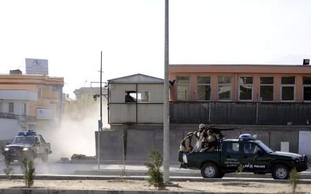 Talibanii: Am atacat palatul preşedintelui afgan, Hamid Karzai