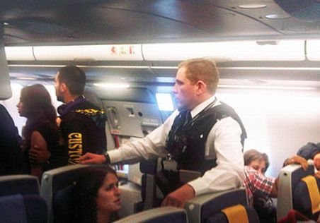 Aterizare de urgenţă în Crimeea, după ce un pasager a atacat un însoţitor de bord 