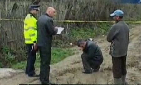 Bărbat găsit mort şi dezbrăcat pe o uliţă dintr-o localitate băcăuană. Poliţiştii îl caută pe agresor