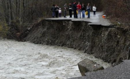 CJ Vrancea a început refacerea drumului distrus de apele râului Zăbala