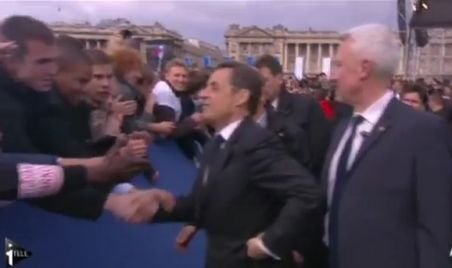 Sarkozy îşi dă arama pe faţă. Vezi gestul prin care şi-a jignit poporul 