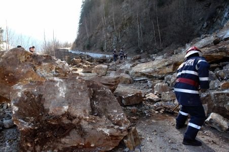 Argeş: 40 de copii aflaţi în excursie au rămas blocaţi din cauza unor căderi de stânci