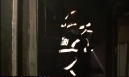 Incendiu puternic într-un bloc din Timişoara. Două persoane au ajuns la spital cu arsuri