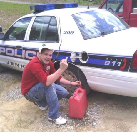 Lecţie de...PROSTIE: A fost arestat după ce s-a dat singur de gol pe Facebook 142442