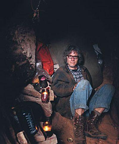 Omul care a demonstrat că banii nu aduc fericirea. Trăieşte de 12 ani într-o peşteră şi se hrăneşte cu ce găseşte în natură 142494