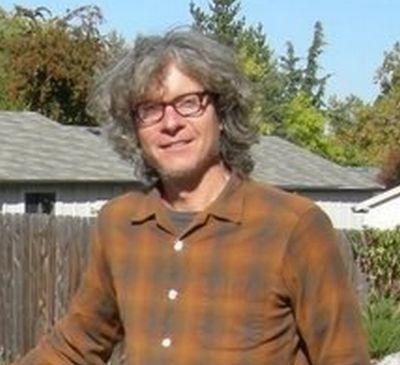 Omul care a demonstrat că banii nu aduc fericirea. Trăieşte de 12 ani într-o peşteră şi se hrăneşte cu ce găseşte în natură 142495