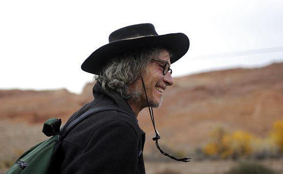 Omul care a demonstrat că banii nu aduc fericirea. Trăieşte de 12 ani într-o peşteră şi se hrăneşte cu ce găseşte în natură 142496