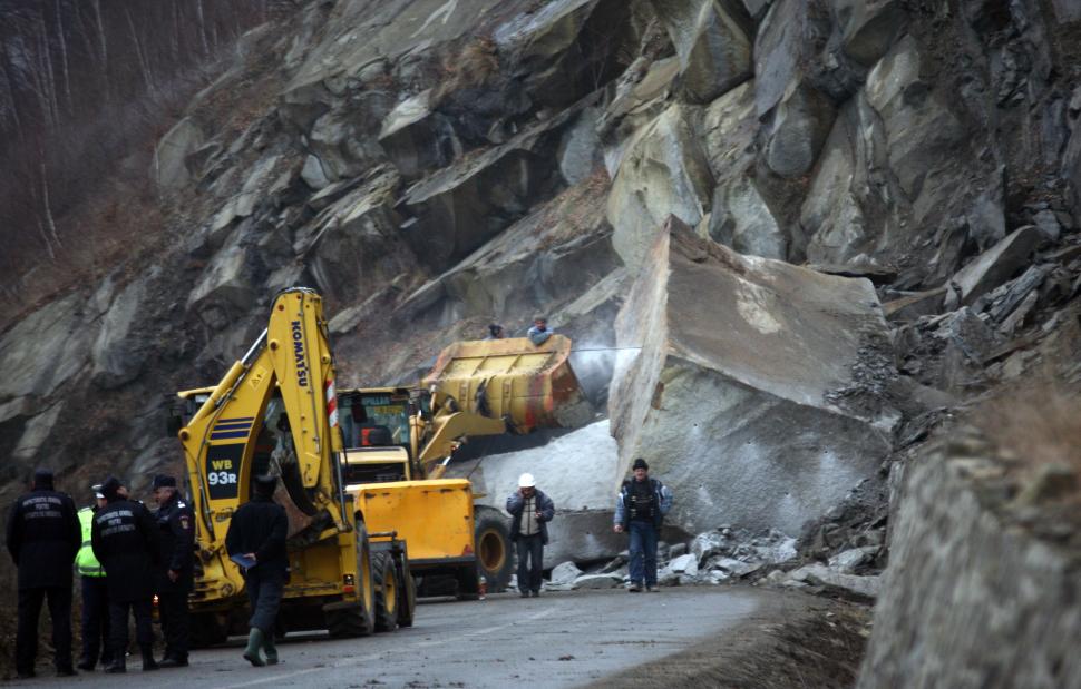Stâncile care blochează Transfăgărăşanul vor fi detonate vineri de pirotehnicieni 142562