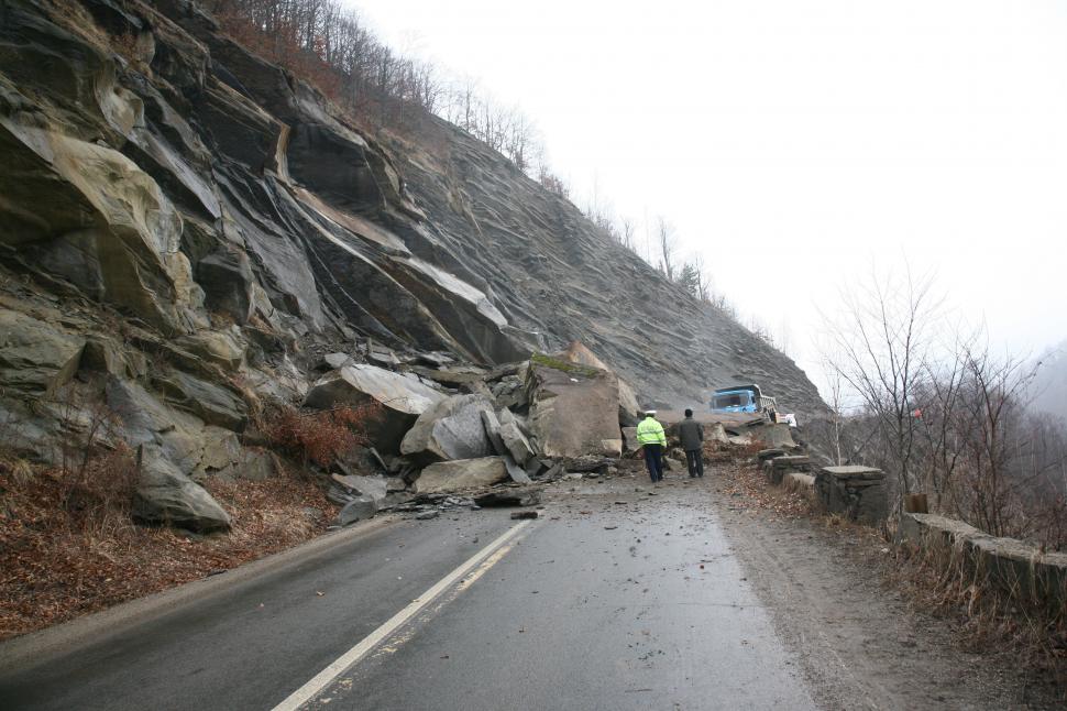 Stâncile care blochează Transfăgărăşanul vor fi detonate vineri de pirotehnicieni 142563