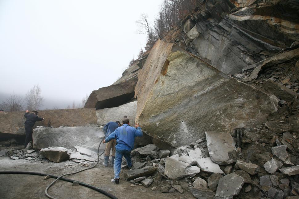 Stâncile care blochează Transfăgărăşanul vor fi detonate vineri de pirotehnicieni 142565