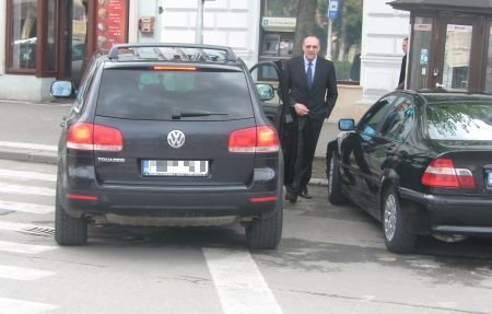 Politicienii sunt mai presus de lege. Maşina în care circulă Ioan Oltean, parcată într-un mod &quot;mârlănesc&quot; 