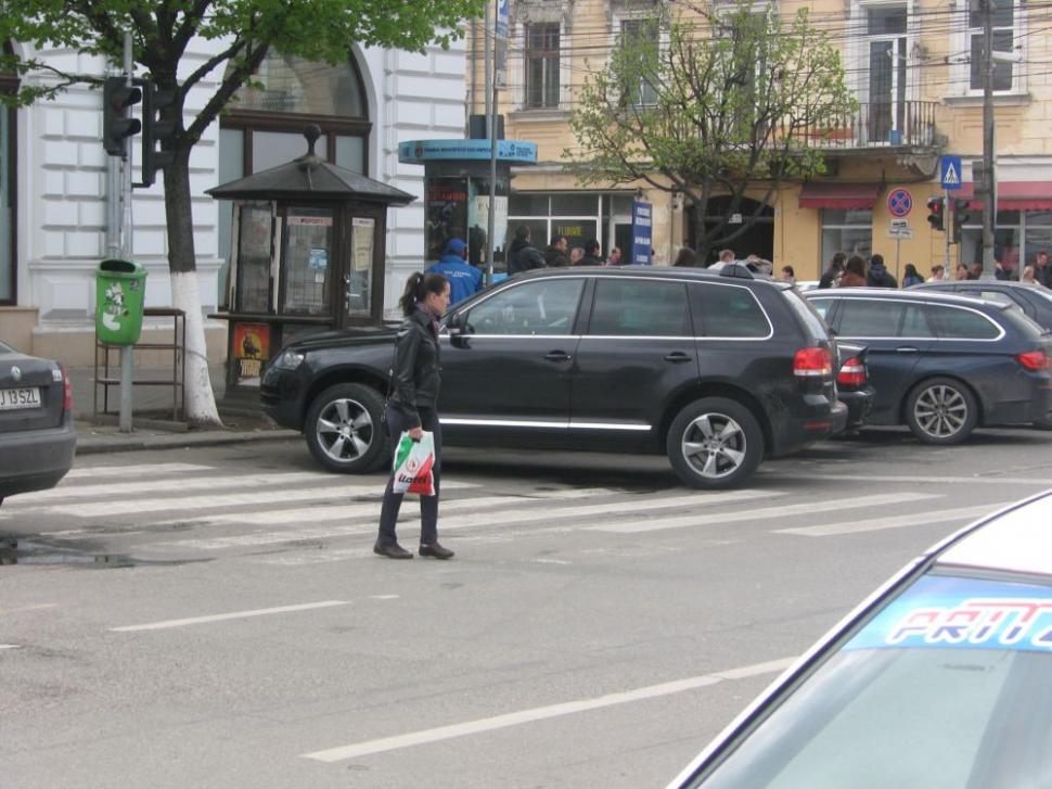 Politicienii sunt mai presus de lege. Maşina în care circulă Ioan Oltean, parcată într-un mod &quot;mârlănesc&quot;  142665