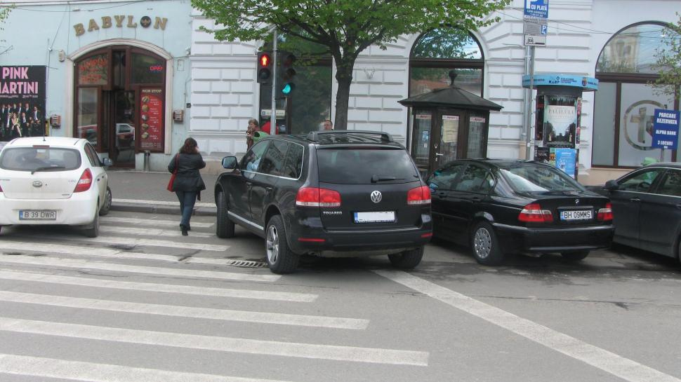 Politicienii sunt mai presus de lege. Maşina în care circulă Ioan Oltean, parcată într-un mod &quot;mârlănesc&quot;  142666