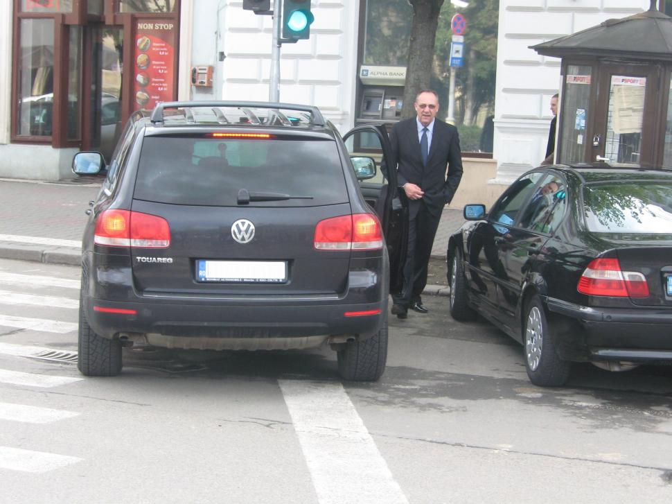Politicienii sunt mai presus de lege. Maşina în care circulă Ioan Oltean, parcată într-un mod &quot;mârlănesc&quot;  142668