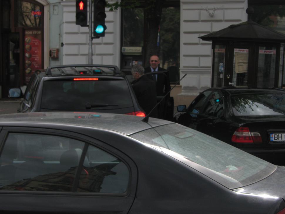 Politicienii sunt mai presus de lege. Maşina în care circulă Ioan Oltean, parcată într-un mod &quot;mârlănesc&quot;  142669