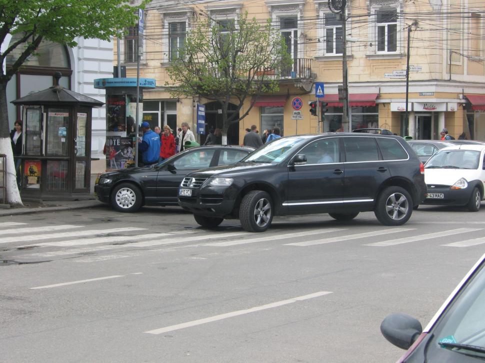 Politicienii sunt mai presus de lege. Maşina în care circulă Ioan Oltean, parcată într-un mod &quot;mârlănesc&quot;  142673