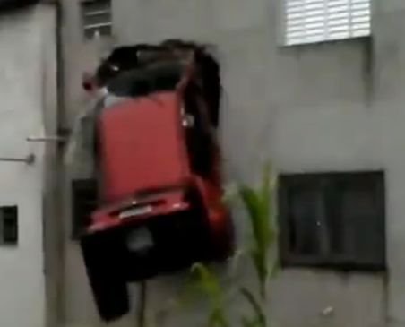 Un şofer din Brazilia a intrat cu maşina într-un apartament de la etaj