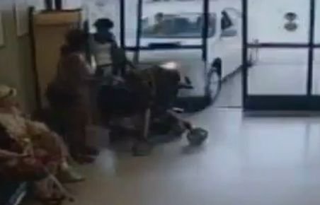 Zece persoane din Statele Unite au fost rănite după ce o pensionară a intrat cu maşina într-un magazin