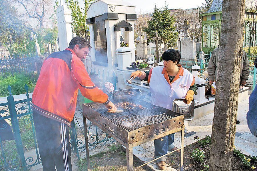 Căldărarii din Paşcani îşi pomenesc morţii cu mesele întinse în cimitir