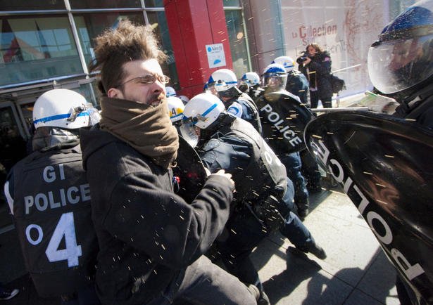Confruntări violente între studenţi şi poliţie în centrul oraşului Montreal