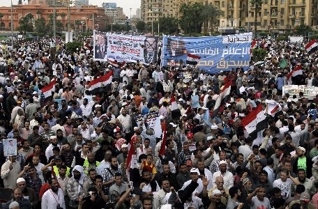 Proteste de amploare în Cairo. Zeci de mii de oameni s-au adunat în Piaţa Tahrir pentru a protesta faţă de conducere