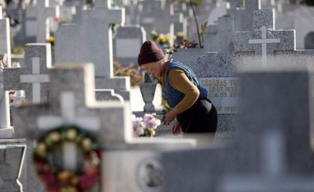 Galaţi. O femeie care asista la slujbele din Cimitirul Eternitatea a murit, după ce s-a înecat cu cozonac