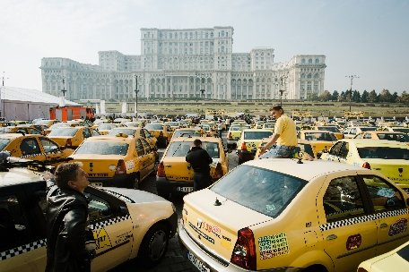 Peste 2.000 de taximetrişti vor protesta marţi şi miercuri, în Bucureşti