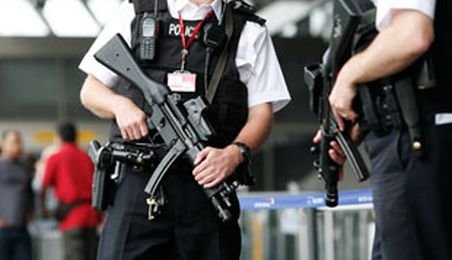 Cinci bărbaţi suspectaţi de activităţi teroriste, arestaţi la Luton