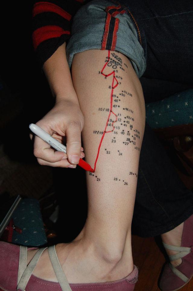 E cel mai original tatuaj din 2012. Uneşte punctele şi vei fi uimit de rezultat 143205