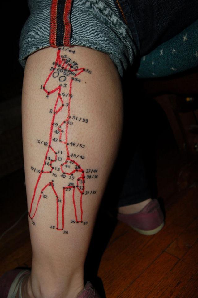 E cel mai original tatuaj din 2012. Uneşte punctele şi vei fi uimit de rezultat 143206