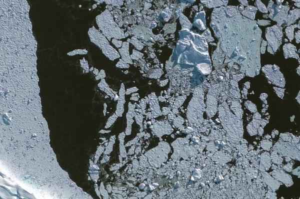 Imaginea pe care n-ai mai văzut-o acum. Pământul, fotografiat de la o distanţă de 700 de kilometri 143246