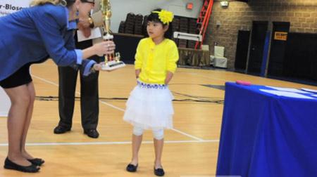 O fetiţă născută fără mâini a câştigat un concurs de caligrafie 143264