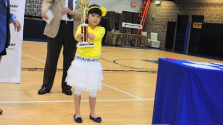 O fetiţă născută fără mâini a câştigat un concurs de caligrafie 143266