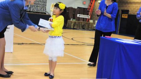 O fetiţă născută fără mâini a câştigat un concurs de caligrafie 143267