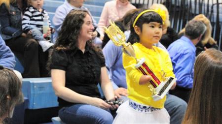 O fetiţă născută fără mâini a câştigat un concurs de caligrafie 143268