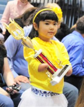 O fetiţă născută fără mâini a câştigat un concurs de caligrafie 143269