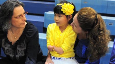 O fetiţă născută fără mâini a câştigat un concurs de caligrafie 143272