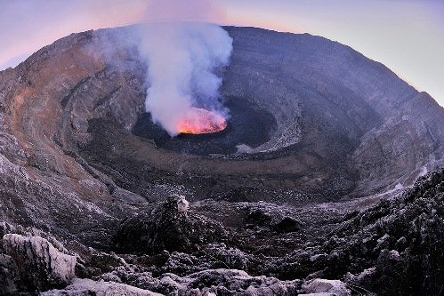 Şase şomeri italieni au protestat în... craterul celebrului vulcan Vezuviu