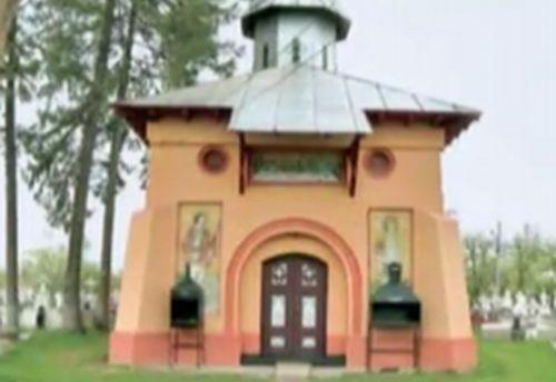 Şi credinţa are culoare politică. Mai multe biserici din Dâmboviţa, vopsite în portocaliu 143222