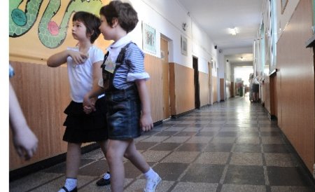 STOP sedentarismului: Ministerul Educaţiei trimite elevii în parc cu tot cu dascăli